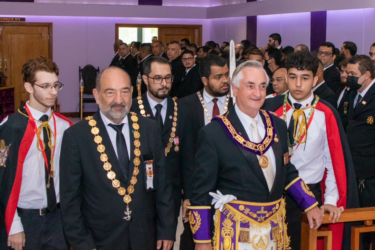 Jorge Mege e Bill Sardone são recebidos pelos jovens.