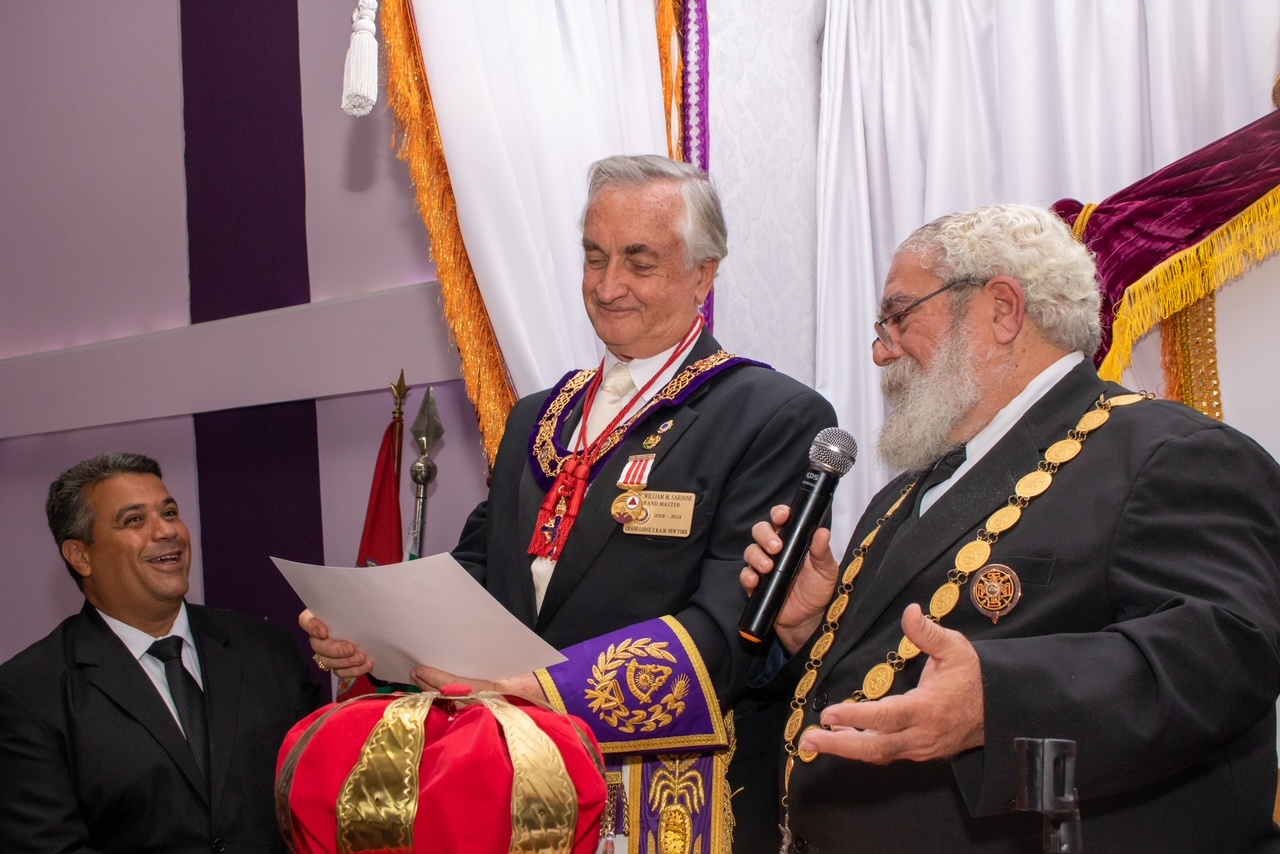 Sardone recebe o diploma dos 193 Anos do Supremo Conselho das mãos do SGC Jorge Luiz de Andrade Lins…