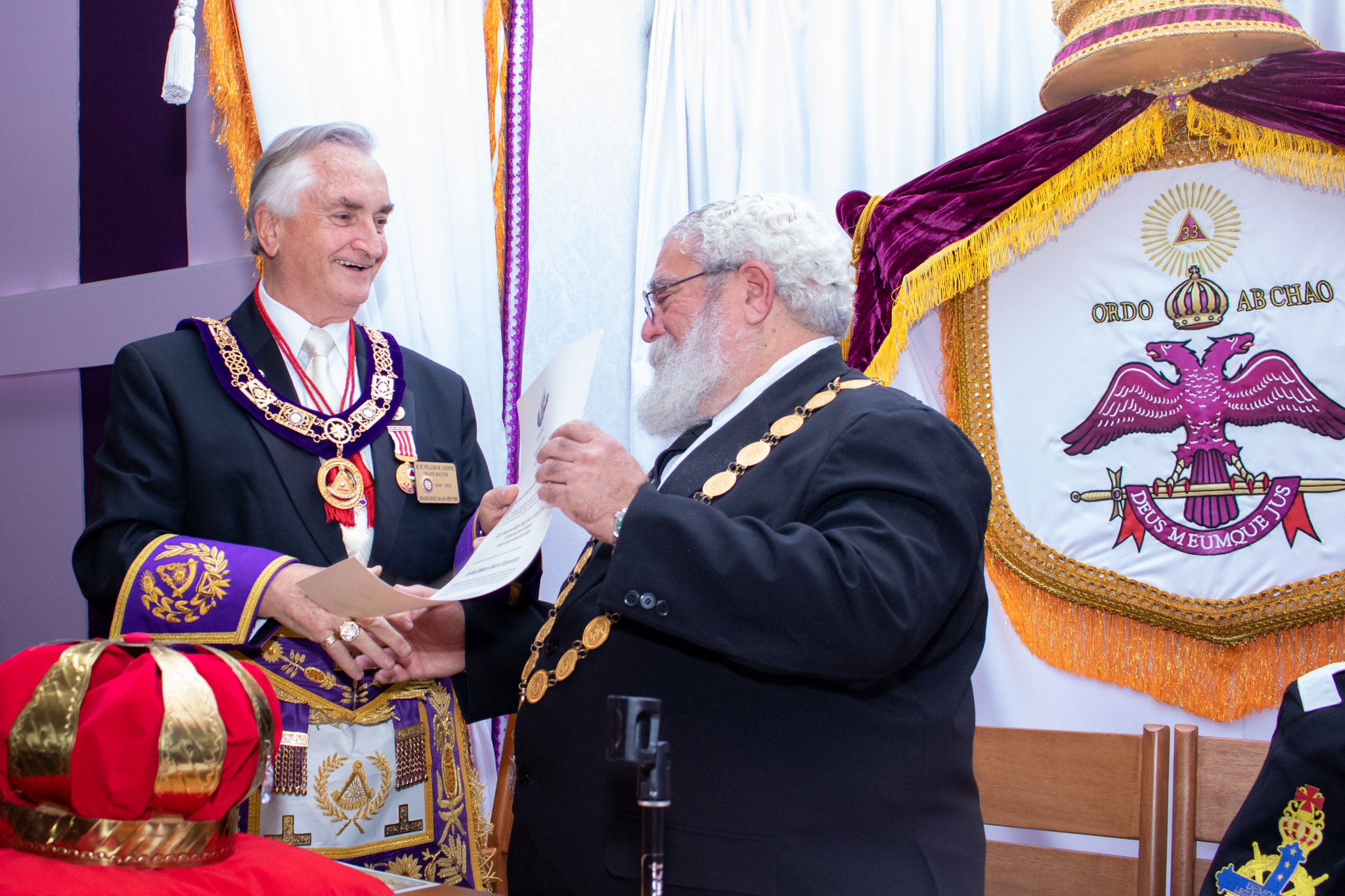 … e a respectiva comenda.  Assim, um dos fundadores da Ordem DeMolay no Brasil homenageia um dos grandes benfeitores da Ordem.