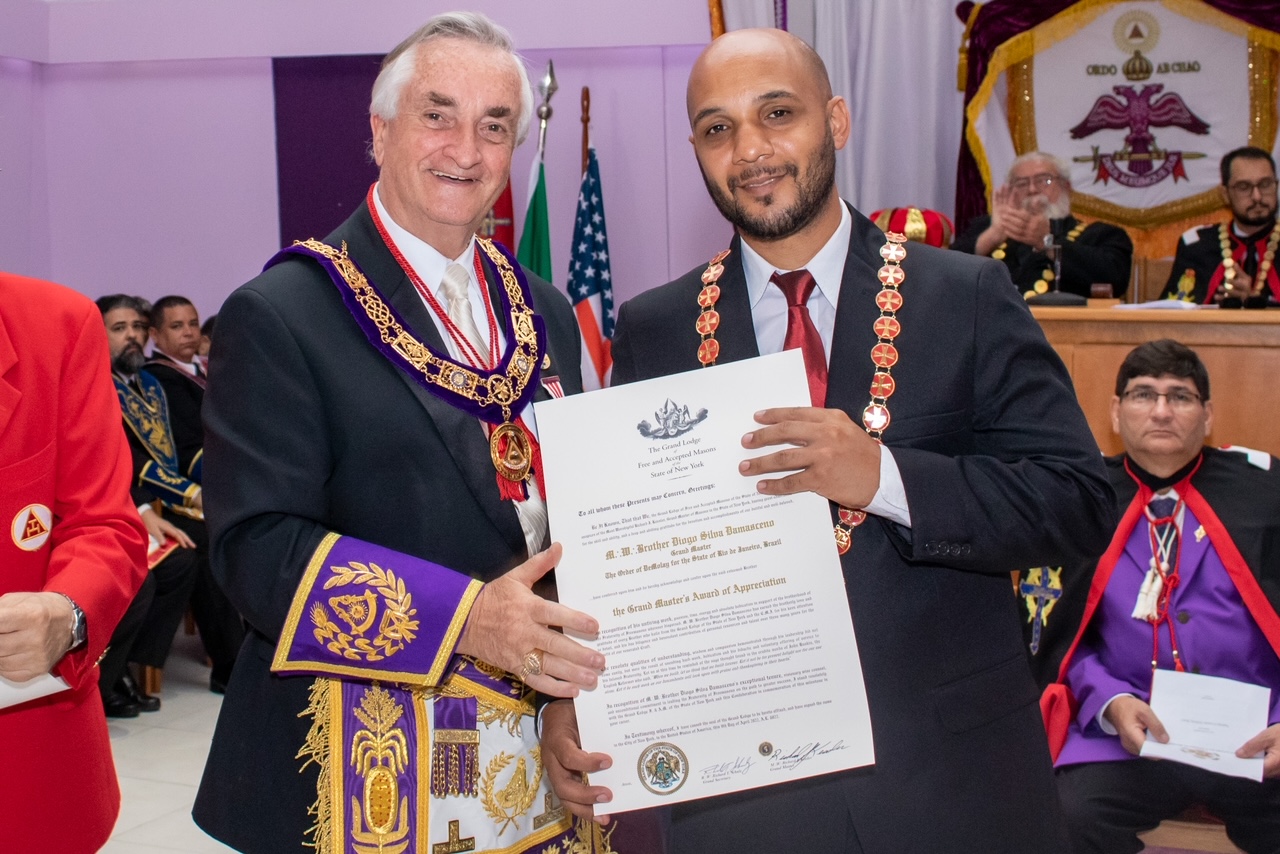 O Grande Mestre do Rio de Janeiro, Diogo Silva Damasceno, também recebe seu diploma…