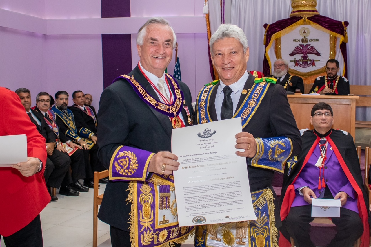 Também o Grão Mestre Armando Assumpção, da GL do Distrito Federal é agraciado.