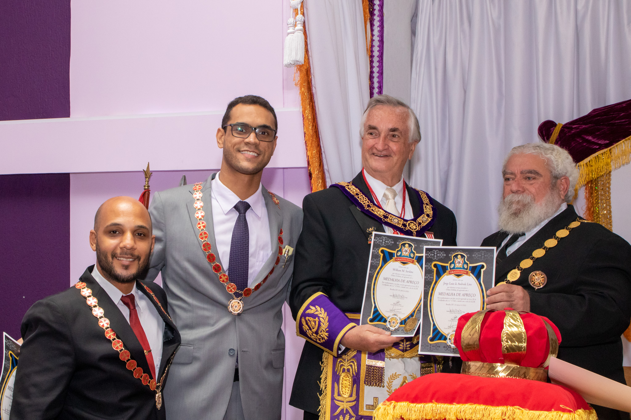 Na foro, Diego e Lenerson entregam certificado da Medalha de Gratidão do Grande Conselho da Ordem DeMolay para o Rio de Janeiro.