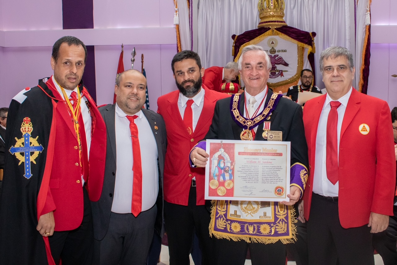 O Grande Capítulo de Maçons do Real Arco do Brasil torna Bill Sardone Membro Honorário.  Na foto, Antonio Moreira, Grande Rei, Filipi Cunha, Grande Embaixador do General Grand Chapter, Alexandre Botelho Carvalho, Grande Escriba, Bill Sardone e Carlos Eduardo Ribeiro Moura, Grande Secretárop de Relações Exteriores Adjunto.