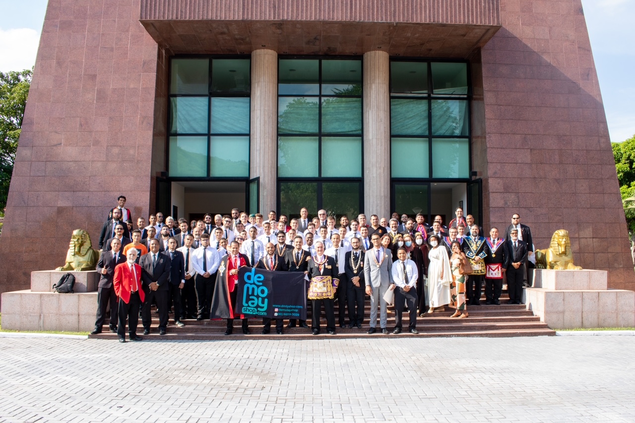 A foto oficial, em frente ao Templo Nobre do Supremo Conselho.  Pelo adiantado da hora (e pela fome!), a maior parte dos convidados já estava almoçando.  Mas o entusiasmo pode ser visualizado na alegria, mesmo debaixo do sol forte!