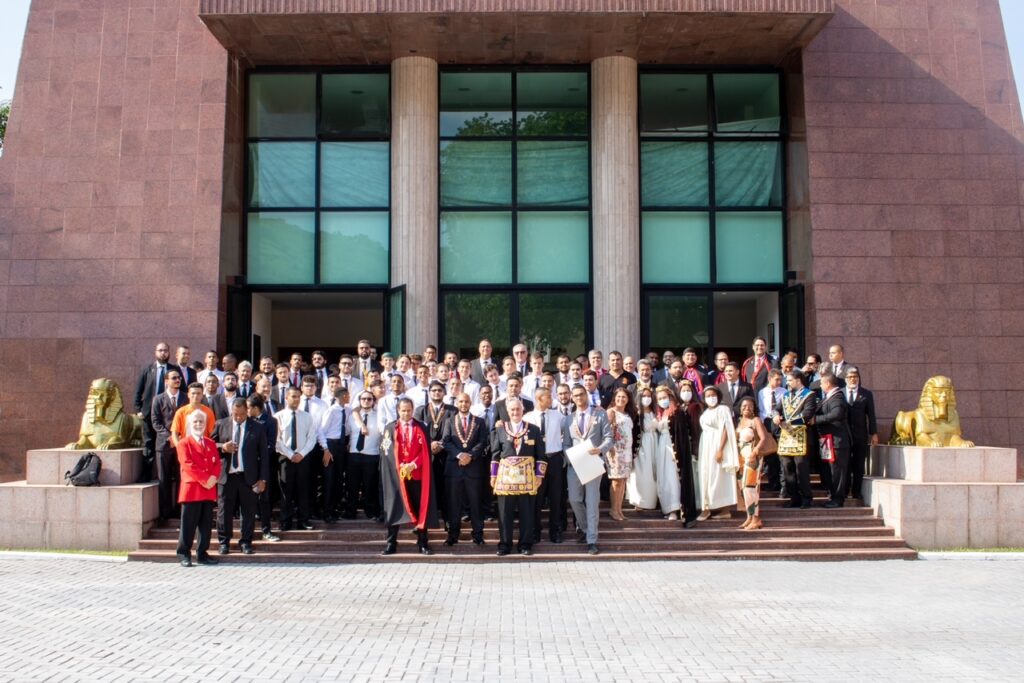 A foto oficial, em frente ao Templo Nobre do Supremo Conselho. Pelo adiantado da hora (e pela fome!), a maior parte dos convidados já estava almoçando. Mas o entusiasmo pode ser visualizado na alegria, mesmo debaixo do sol forte!