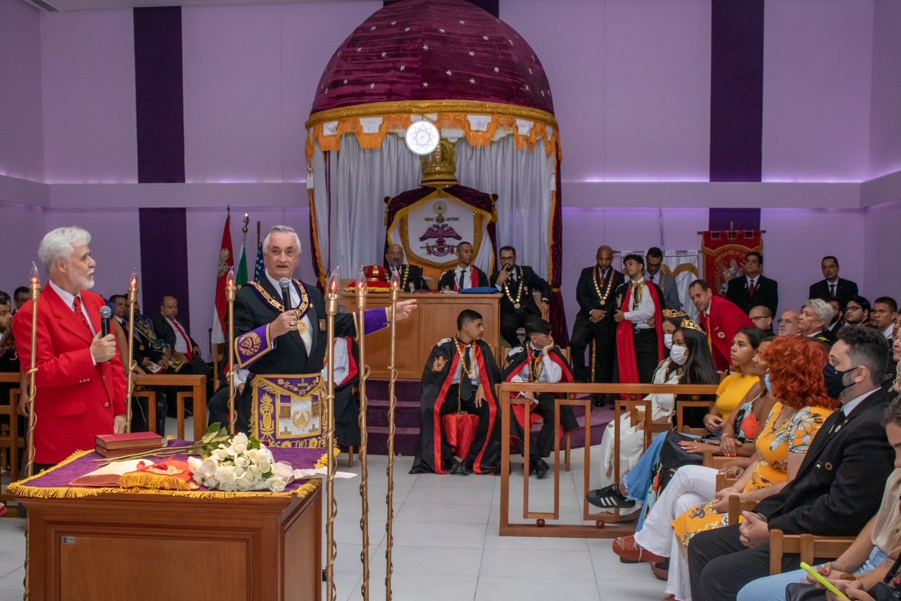 Tendo ao fundo o Oriente do belo Templo Nobre, Sardone inicia seu show, tendo João Guilherme na tradução.