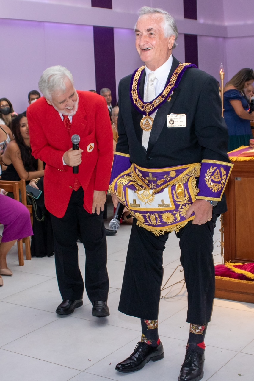 Nessa hora, as meias DeMolay de Sardone surpreenderam e provocaram aplausos entusiasmados.