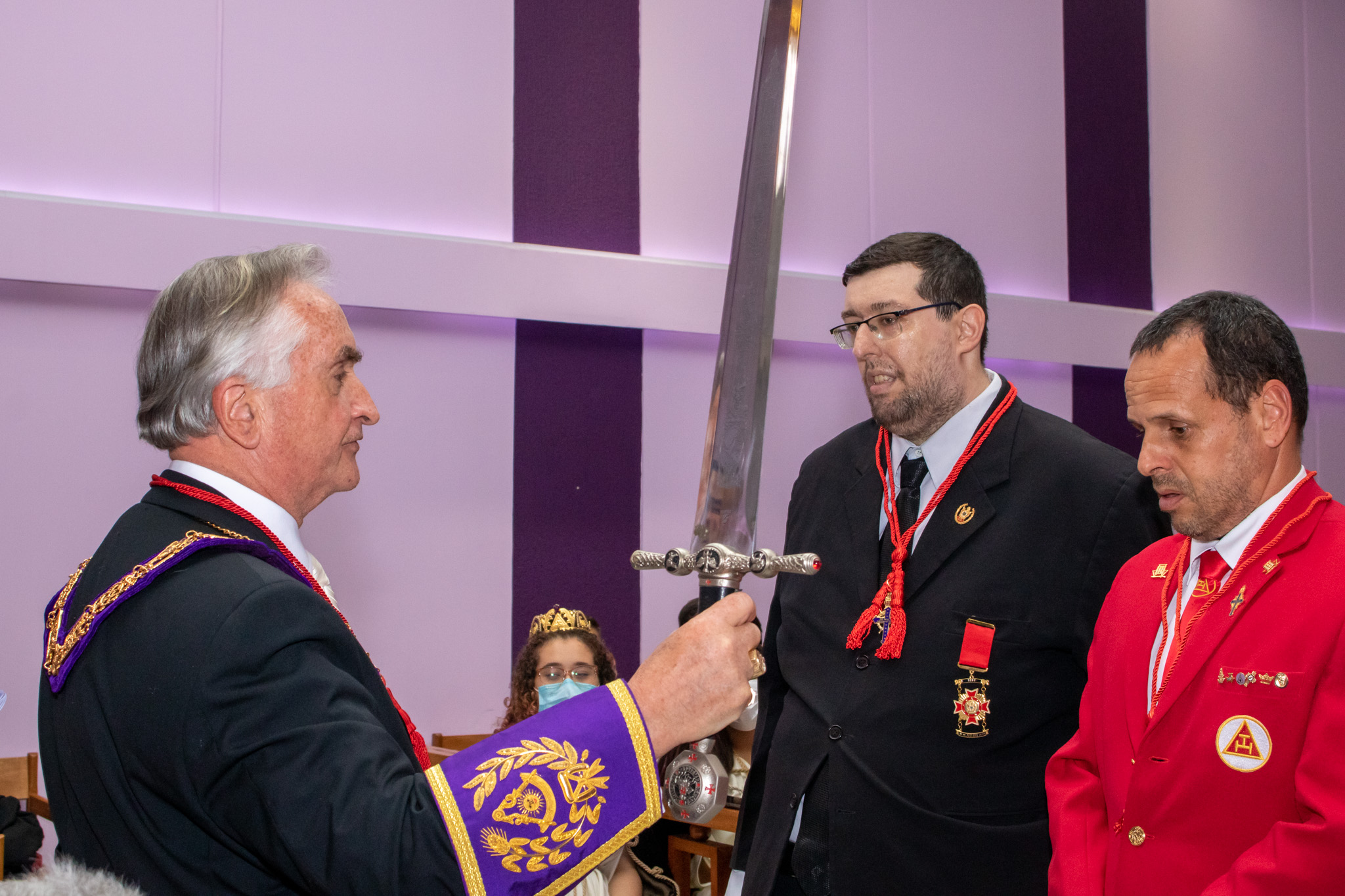Empunhando a espada, o próprio Sardone, com a aquiescência dos Oficiais do Conselho da Legião de Honra, pessoalmente conferiu a Legião de Honra a Moreira e Schein.
